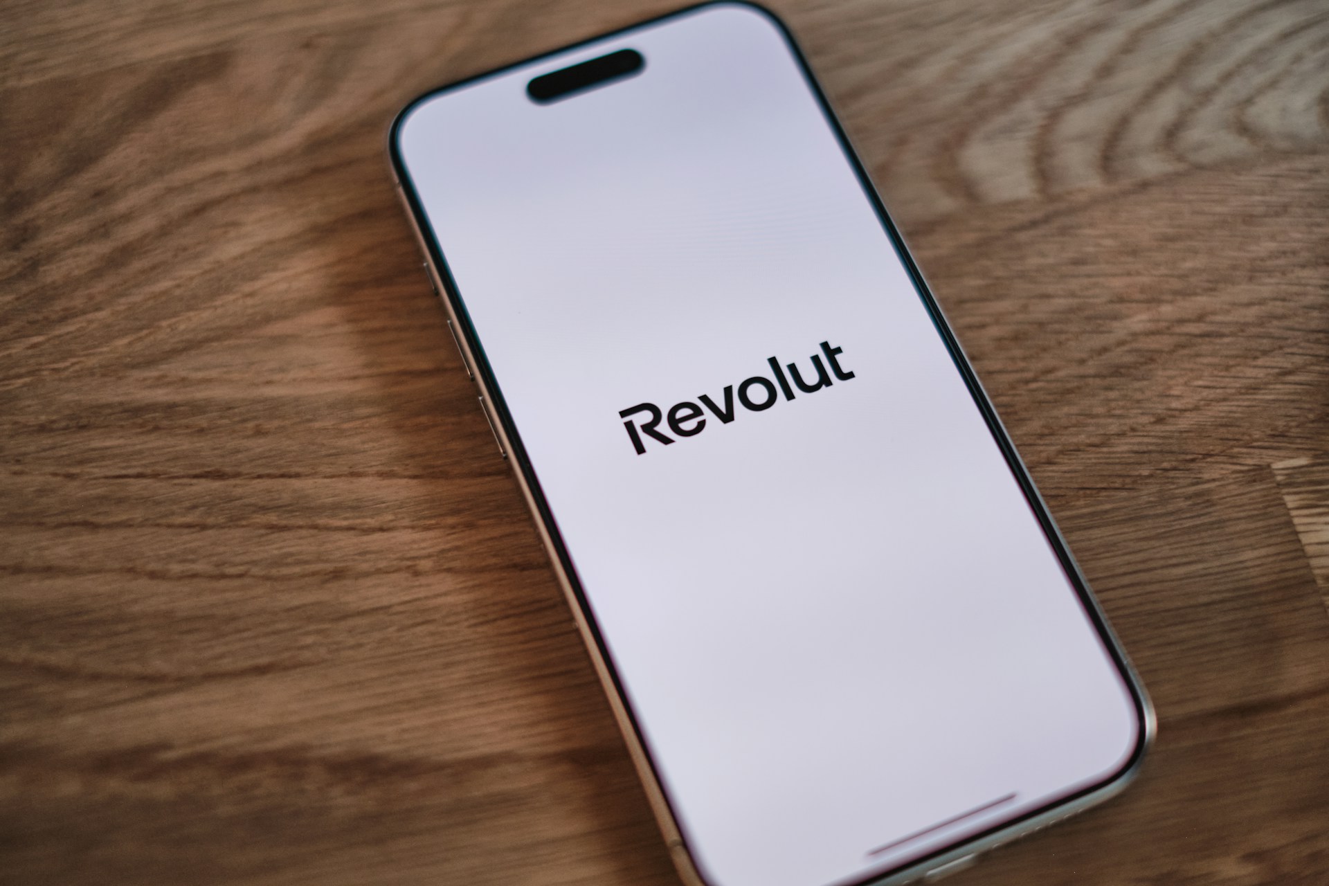 Revolut запустил в Великобритании ИИ-ассистента Air для управления личными финансами