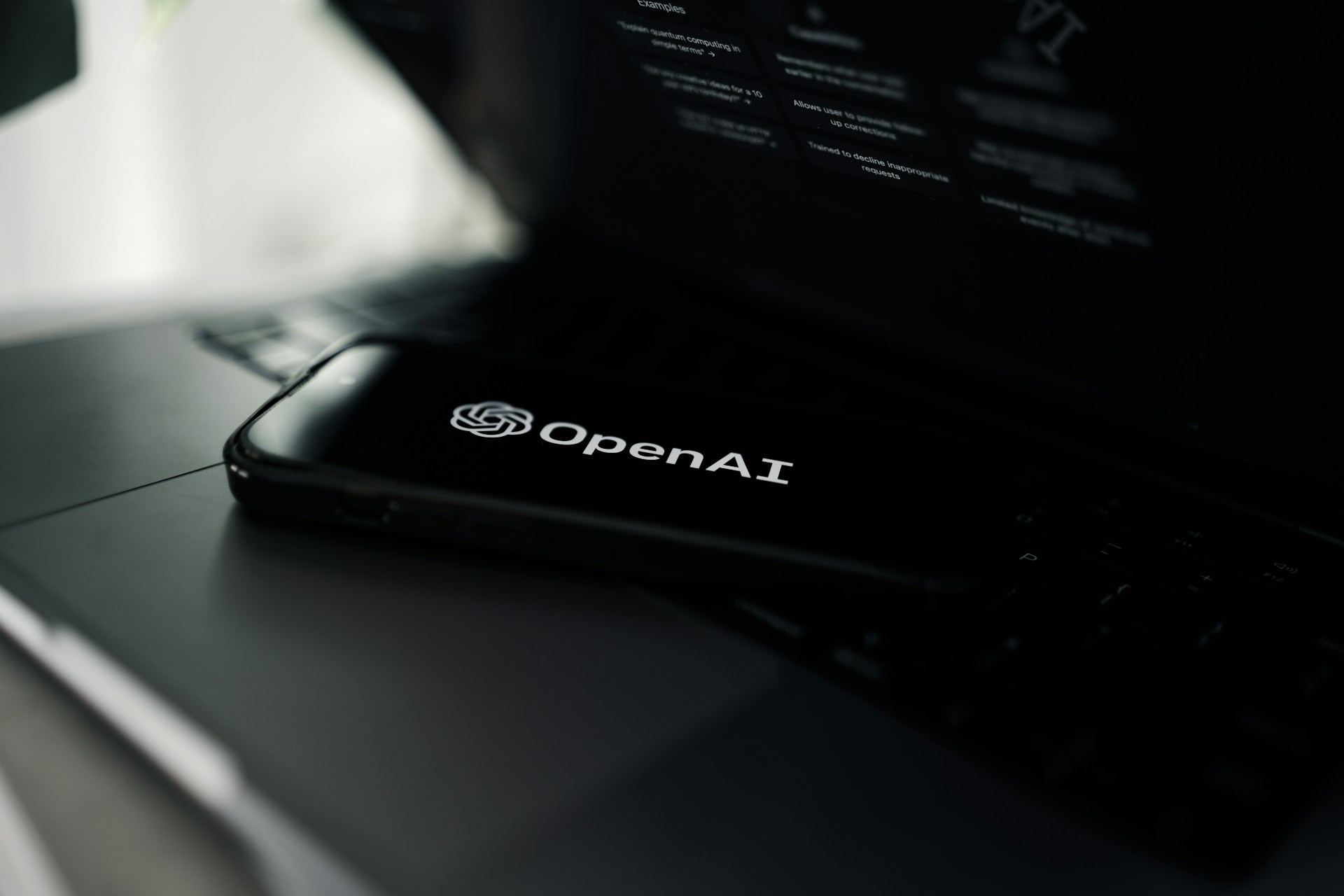 Во внутренней записке OpenAI призвали жёстче бороться за корпоративный рынок — и прямо прошлись по Anthropic